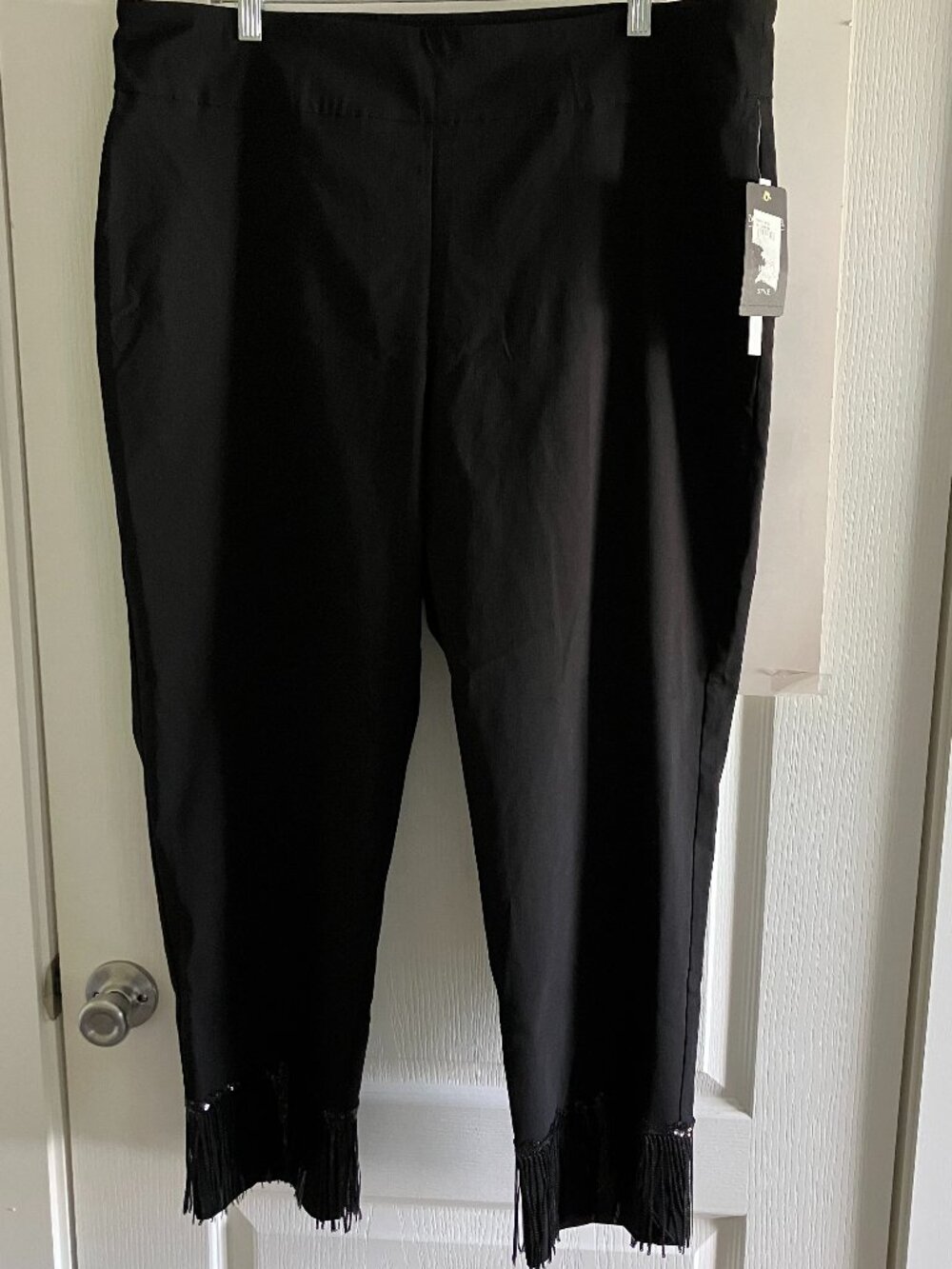 Zac & Rachel Woman NWT Black Slim Ankle Pull-On Capri's Size 18W Sequins/ Fringe